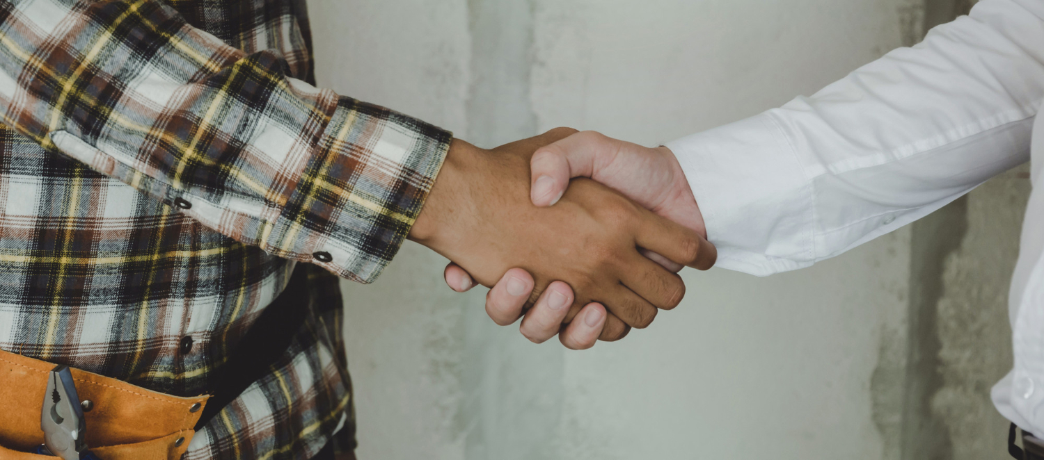 oman expat giving shake hand to Omani after money exchange